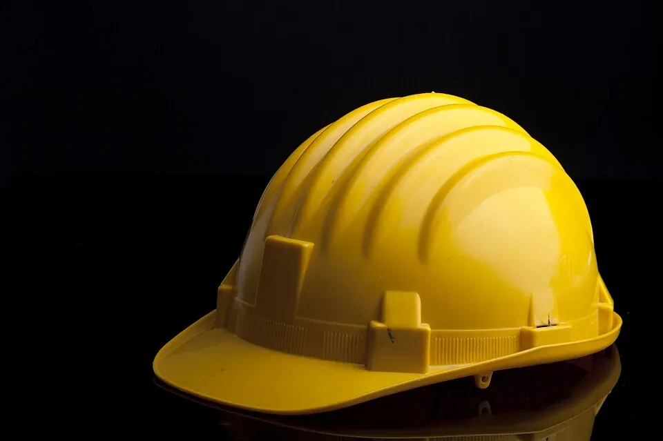 Casque de chantier jaune photographié de côté