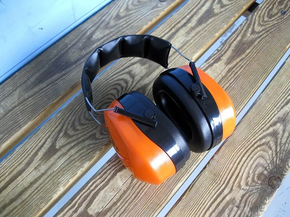 Serre-tête antibruit orange avec ses deux coquilles et coussinets