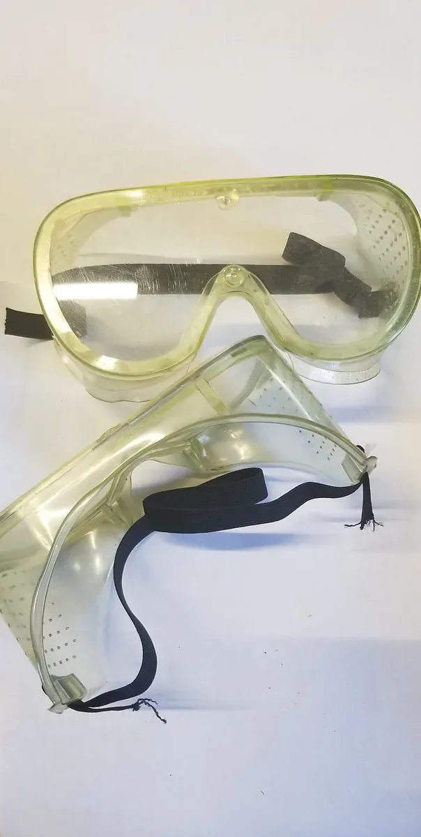 Deux formes de lunettes-masques avec bandeau de maintien