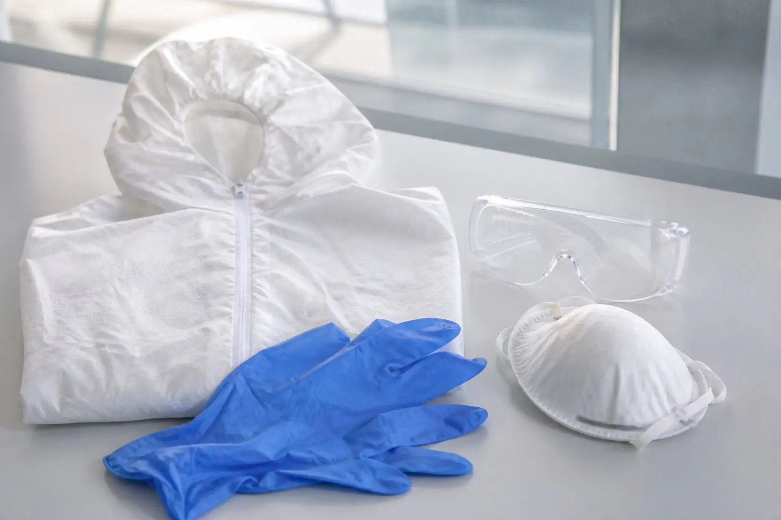 Combinaison, lunettes, masque filtrant et gants préparés pour un risque biologique.